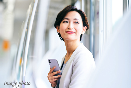 電車で外を眺める女性